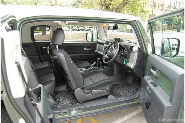 2011 TOYOTA FJ CRUISER 4D WAGON