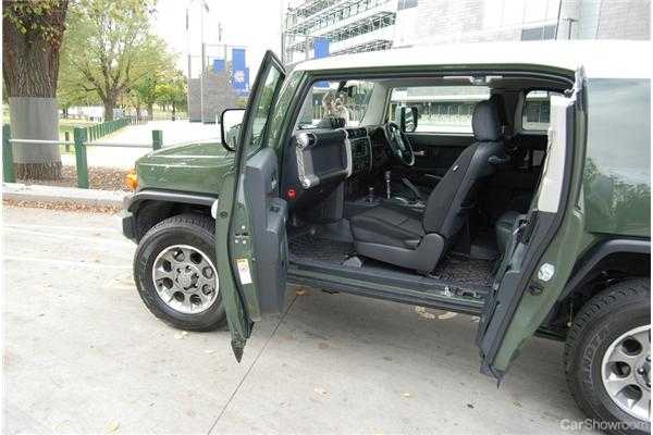 2011 TOYOTA FJ CRUISER 4D WAGON