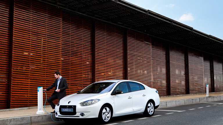 2011 RENAULT FLUENCE 4D SEDAN