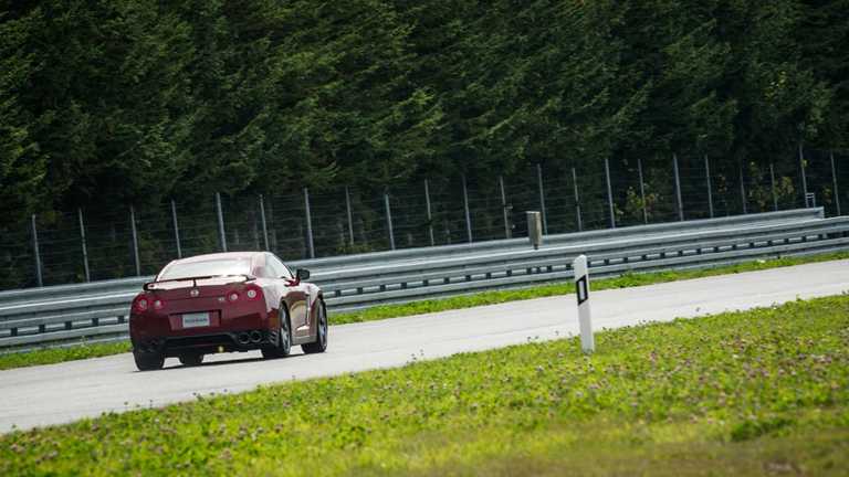2014 NISSAN GT-R