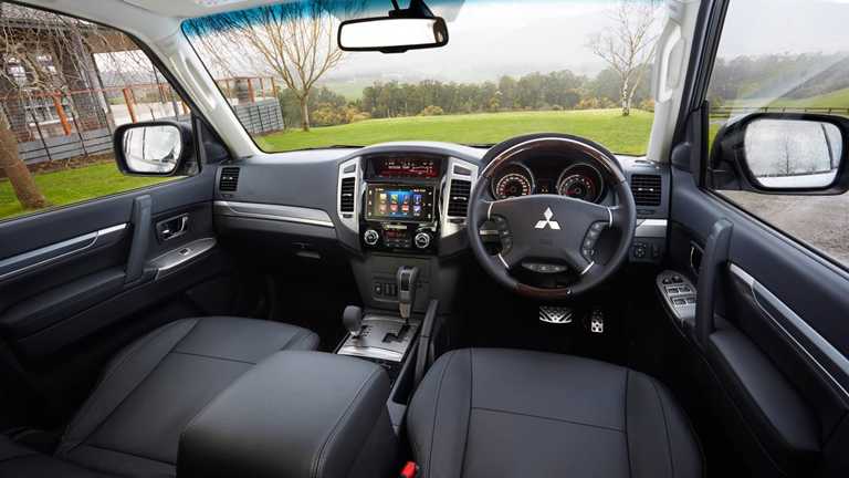 2015 MITSUBISHI PAJERO