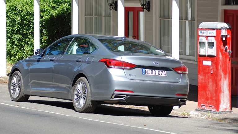 2015 HYUNDAI GENESIS 4D SEDAN