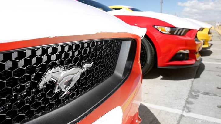 FORD MUSTANG