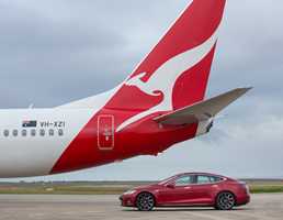 Qantas - Tesla Model S P90D vs Plane