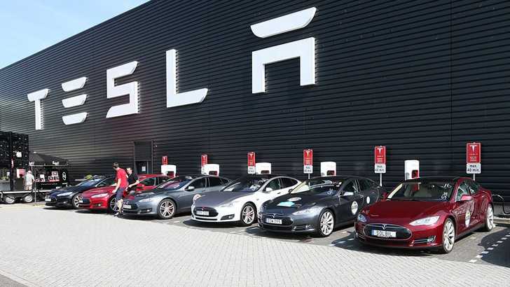Tesla To Open Shopping Centre Store In Australia
