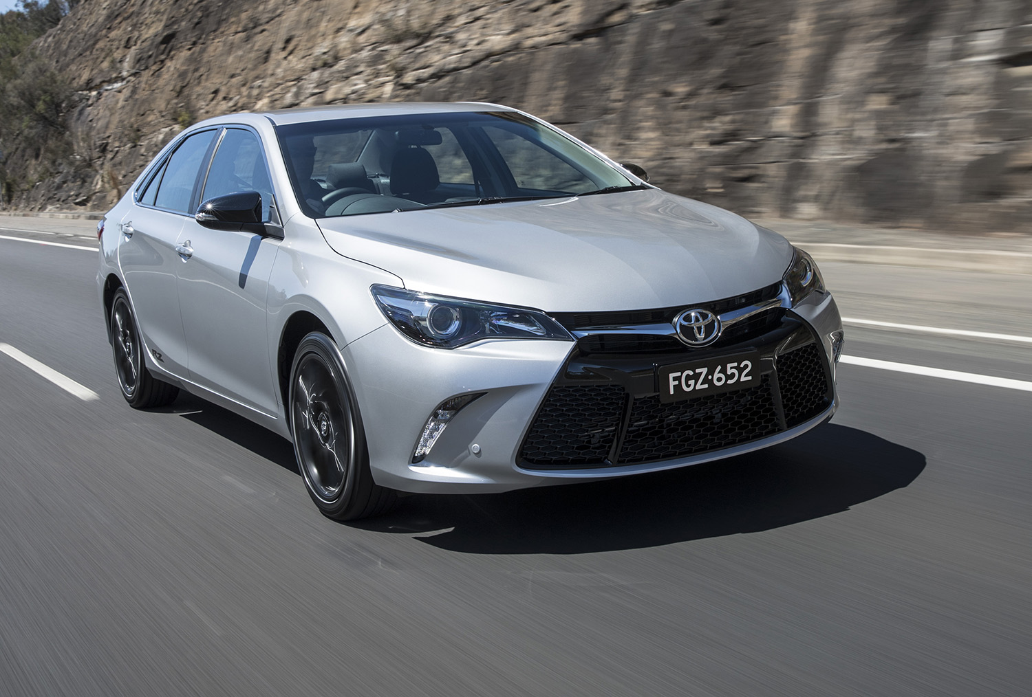 2016 toyota camry rz front threeq driving