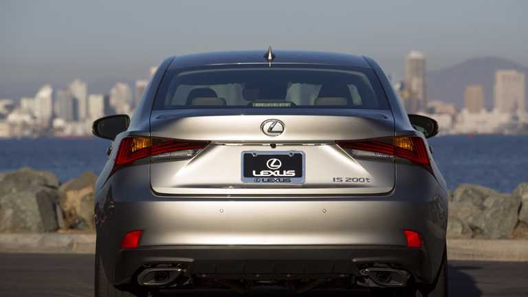 Lexus Hybrids Won’t Be Plug-Ins For Now