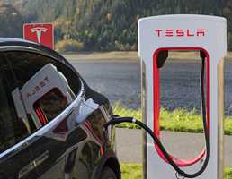 Tesla Hires Apple Software Bigwig To Lead Autopilot