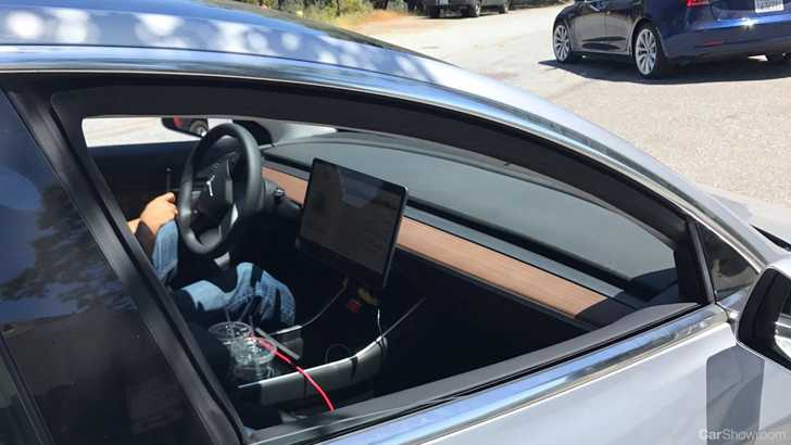 Tesla Model 3 Cabin Appears Achingly Minimalist