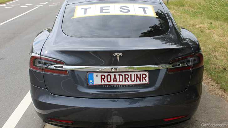Tesla Model S Cracks 900km On Single Charge