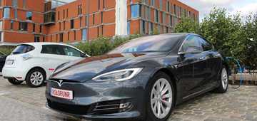 Tesla Model S Cracks 900km On Single Charge