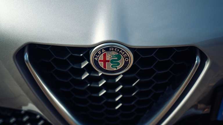 2018 Alfa Romeo Giulia Q2 - UK-Spec