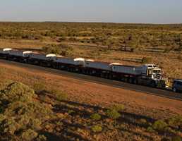 2018 Land Rover Discovery Tugs 110-Tonne Road Train