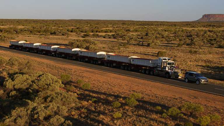 2018 Land Rover Discovery Tugs 110-Tonne Road Train