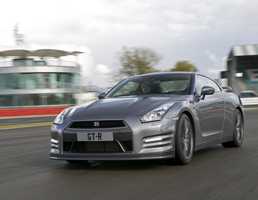 2011 NISSAN GT-R