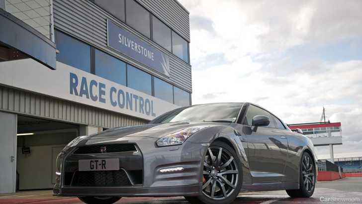 2011 NISSAN GT-R