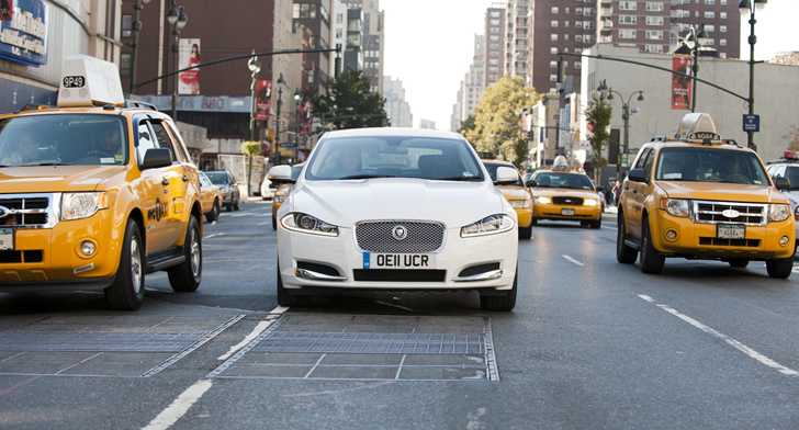 2011 JAGUAR XF 4D SEDAN